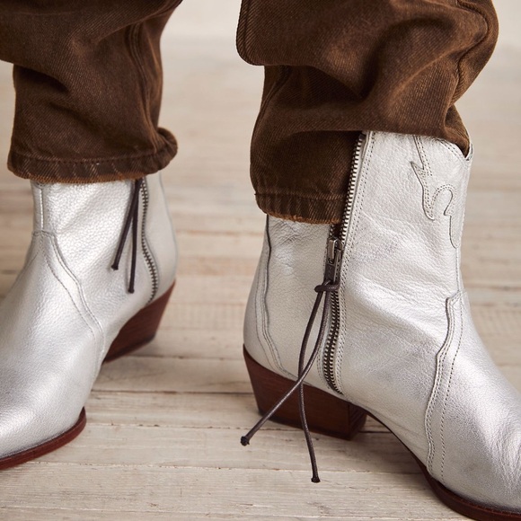 Women Silver Leather Boots. Free people!!! - Picture 2 of 4